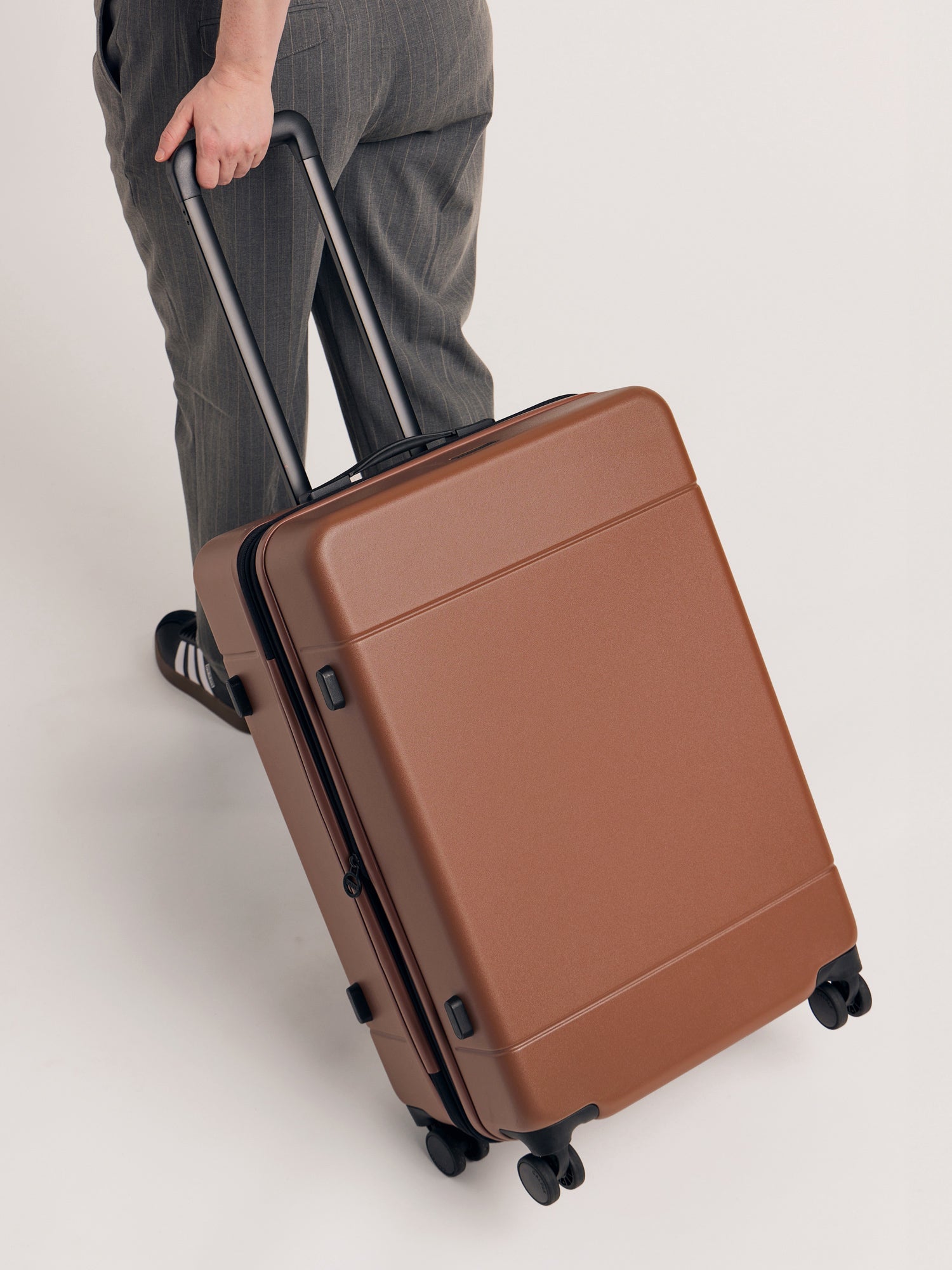 Hue Medium Luggage - Image 4