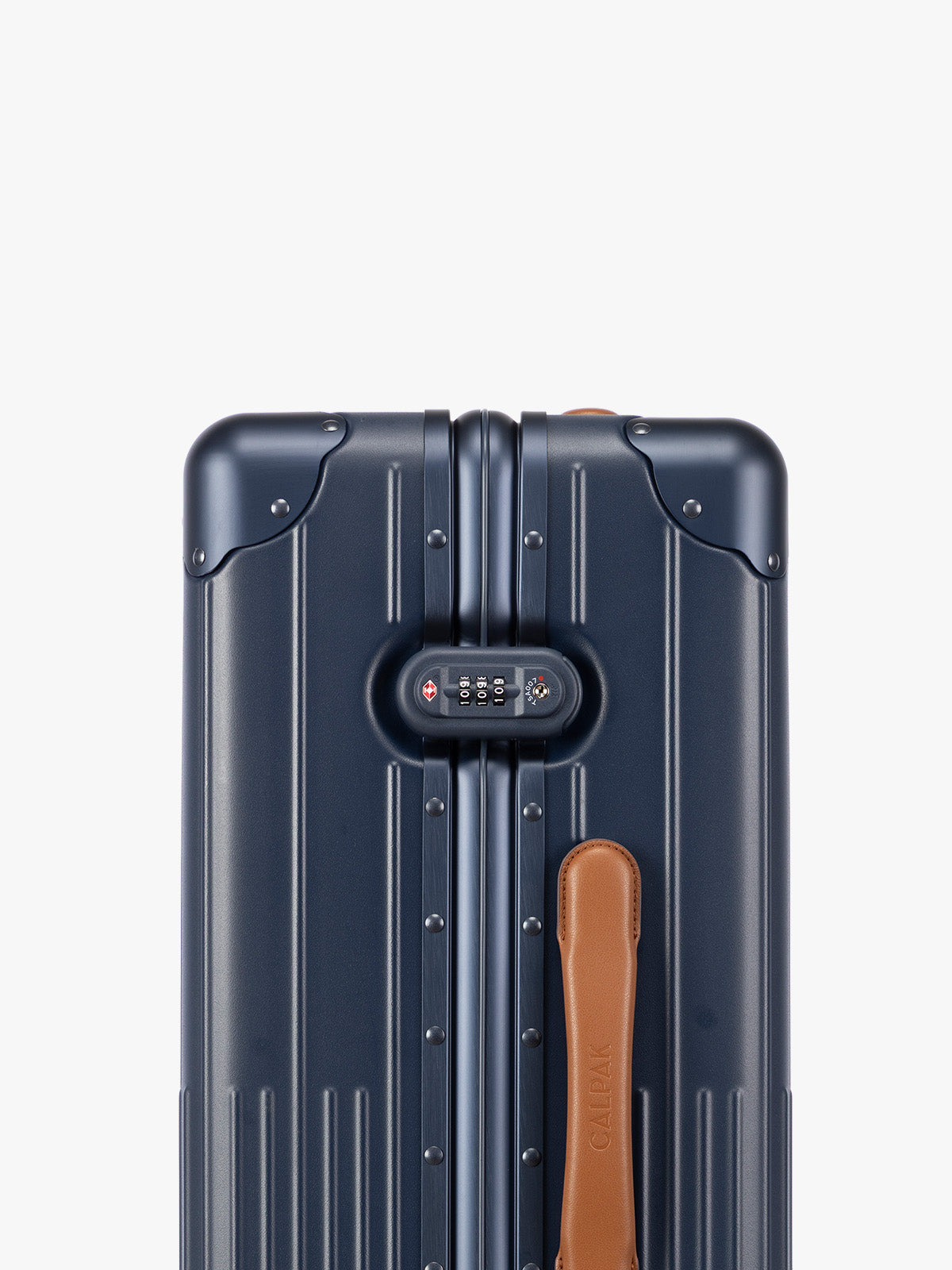 Vault Medium Luggage - Image 12