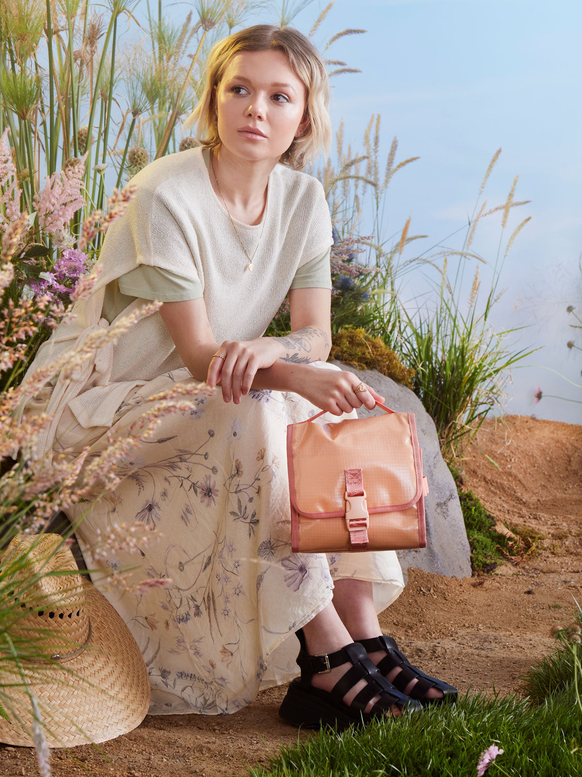 Terra Hanging Toiletry Bag - Image 4